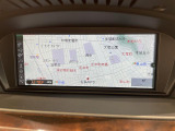 【純正ナビゲーション】BMWのナビゲーションは操作性も良く、詳細な地図情報と交通状況を見やすく表示し、快適なドライビングをサポートしながら目的地までナビゲートします。