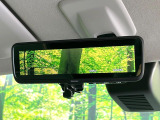 【デジタルルームミラー】後席の大きな荷物や同乗者で後方が確認しづらい時でも安心!カメラが撮影した車両後方の映像をルームミラー内に表示。クリアな視界で状況の確認が可能です!