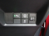 パーキングセンサーや横滑りを防ぐVSA等のスイッチ類は運転席の右側、手の届きやすい位置にあります。