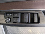 パワーウィンドウのスイッチですよ。 運転席に居ながら窓を開け閉めのコントロールできますよ。 ロック機能で、子供がイタズラして窓を開けるという事も無くなりますよ。