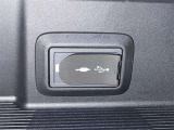 充電用USB端子付き。スマートフォンなどの充電に便利です。