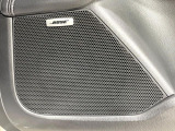 【BOSEサウンドシステム】メーカーオプションの高品位サウンドシステムを搭載。専用のチューニングが施された大小様々なスピーカーから良質なサウンドが奏でられ、臨場感あふれる音響空間を演出します。