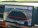 【バックカメラ】駐車時に後方がリアルタイム映像で確認できます。大型商業施設や立体駐車場での駐車時や、夜間のバック時に大活躍!運転スキルに関わらず、今や必須となった装備のひとつです!