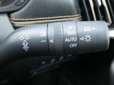 アダプティブLEDヘッドライト装着車 前方に他の車両がいる状況でも、周辺をハイビームで照射することができ、夜間の視認性がよくなり、安全性が高まります。