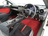 シンプルで使いやすいデザインの運転席です。