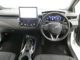 運転席からの視界はこんな感じです☆お気軽にご来店いただき、実際に座って是非お確かめください。ドライバーに寄り添う快適な操作フィールをもたらすステアリングです。
