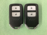 スマートキーを装備しています。鍵を差し込むことなくドアロックの開け閉めと、スタートボタン操作でのエンジンスタートができます。スペアキーも同じものを用意しております。