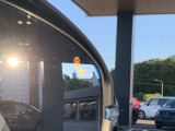 【ブラインドスポットインフォメーション】後側方の死角にいる車両を検知し、ドアミラー表示で車線変更をサポートします。