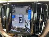 【360&deg;ビューカメラ】4台の高解像度カメラで360度の鳥瞰図を表示。隣の車や壁、死角にある障害物などを画面で確認できるため、狭いスペースでの駐車・出入りも安心です。