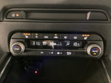 温度の設定のみで快適な風量やモードなどを自動調整してくれるフルオートエアコンを装備!運転席側、助手席側で左右独立して温度調節も可能です!