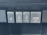 フロントに接続用と充電用のUSBジャックを装備しています。