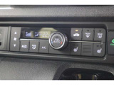 フルオートエアコンが装備されています!お好みの温度設定をするだけでエアコンの風量やモードの切り替えを自動でコントロールしてくれます!ユーザーの操作が少なく燃費走行にもつながります!