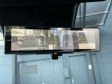 スマートルームミラーは、車両後方に設置されたカメラの映像を、ルームミラーに映し出すことで、死角をなくし、安全性を向上させることができます。また、夜間や雨天時でも、クリアな映像を映し出すことができます。