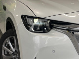 【LEDヘッドライト】悪天候や夜間走行時も良好な視界を確保し安心して運転できる高輝度LEDヘッドライトを装備!点灯速度が早く、消費電力も抑えられています。