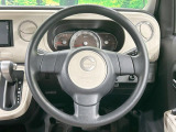 インテリアに合わせたデザインのステアリングは、運転される方のことも考え、運転しやすい形状、大きさです。是非一度、実際に触ってお確かめください。