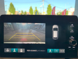 【バックカメラ(3モード)】視点を切り替えて後方を確認でき、駐車や車庫入れも安心です。
