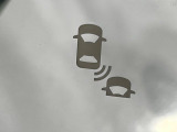 【ブラインドスポットインフォメーション】走行中、ドアミラーの死角になりやすい箇所に後続車が接近するとサイドミラー付近に警告を表示、ドライバーに注意喚起をしてくれます。