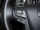 ステアリングスイッチ付きで、運転中に視線を前に向けたまま操作できます。