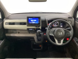 車内は光触媒抗菌消臭施工済です。インパネ周りはスタイリッシュなデザインです。グローブボックスやカップホルダーのほかにトレーなどたくさんの収納スペースが付いています。