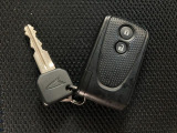 スマートキーを装備しています☆カギをカバンやポケットに入れて頂いた状態でドアロックの開閉やエンジンスタートをして頂けますよ!とても便利な装備です!