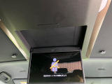 【13.2型フリップダウンモニター】大画面モニターで後席でもエンタメをお楽しみいただけます。小さなお子様にも大人気の装備です♪