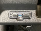 ハンドルの左下にETCがついています。高速道路の料金所の通過も楽々です。 カードの取り出しもしやすい場所についています。