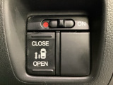 左側電動スライドドアは運転席からでも操作ができるように、ハンドル付近に開閉の操作スイッチが付いています。