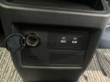 USB電源ソケットが前席中央にあり、便利に使えます☆