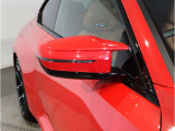 【Mドア・ミラー】エアロダイナミクスを最適化したMモデル専用ミラー。Mモデルのスポーティでダイナミックなパフォーマンスを雄弁に物語る象徴的なパーツです。Mモデルならではの装備のひとつです。