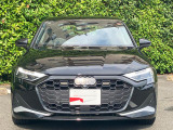 Audiデザインの特徴であるシングルフレームグリルが存在感を主張します。