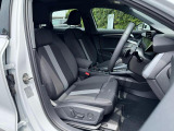 人間工学に基づいて設計されたシートは車のもっているドライビングフィールを存分にドライバーに伝えてくれるクオリティの高い仕上がりとなっています。