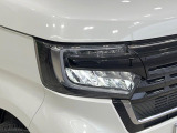 【LEDヘッドライト】悪天候や夜間走行時も良好な視界を確保し安心して運転できる高輝度LEDヘッドライトを装備!点灯速度が早く、消費電力も抑えられています。