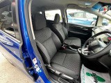 フロントシートです。運転席には座面の上下調節が可能なハイトアジャスターが装備されております。大きな痛み等が無く綺麗な状態です。
