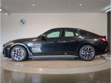 【拘りのFR】BMWが多く採用するFR車。ダイレクトでスポーティな加速感・シャープなハンドリングを実現。縦置きエンジンレイアウトにより、フラットで上質な乗り味です。