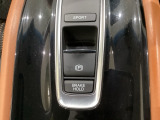 セレクトレバーの下に電子制御パーキングブレーキがあります。スイッチひとつで、停車した地点の傾斜などをシステムが検知・判断してブレーキ力を自動的に最適制御し、しっかり停車できるパーキングシステムです。