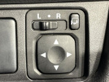 【電動格納ミラー】サイドミラーは電動格納式となっており、狭い駐車場でもキズがつくリスクを抑えられます。