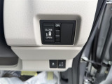 狭い駐車場や壁際でもドアをぶつける心配が少なく開けられる両側スライドドアです。助手席側は電動で、開閉操作も楽々です!
