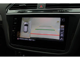 【リヤビューカメラ】後ろの様子がひと目でわかるので、狭い道での駐車やバックも安心して行えます。