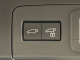 両手が荷物で塞がっている時にはコレ!パワーバックドアで開閉ラクラクです。バックドアに手が届かない時も、リモコンで開閉の操作が可能です。もちろん、荷物もたっぷり積めます。