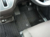 Honda認定中古車に新品の純正フロアマットを装着しました。気分よくドライブをお楽しみいただけます♪