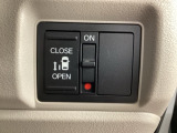 片側電動スライドドアです。腕や足・異物を感知すると動作が停止する、挟み込み防止機能が付いているので、お子さまにも安心してお使い頂けます!