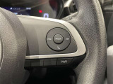 ステアリングスイッチ付きで、運転中に視線を前に向けたまま操作できます。