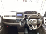 広びろとした視界が運転にゆとりを広げます。
