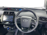 運転席まわりです。 各操作スイッチは使いやすい位置に配置されてます。