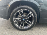 【BMWアロイホイル】軽量かつ強度に拘ったアロイホイル。走行性能ポテンシャルを引き出す設計。車の足元を引き締めてくれる大きなポイントはアロイホイルです。