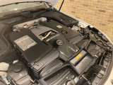 AMGの存在感を感じさせるエンジンルーム。V8ツインターボを収めた美しいレイアウトに加え、力強く官能的なエンジンサウンドも魅力のひとつです。
