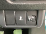 後席に人が乗った場合や、荷物を積んだ際に、適正な光軸にするために使用します。