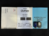 スマートキーは鍵をバッグに入れたままでもドアロックの開閉やエンジンのON・OFFができます。夜間や雨の日も鍵を探さなくて良いので便利です。
