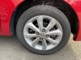燃費が良く、ステアリング操作もスムーズに行うことができる、アルミホイール付き車ですよ。