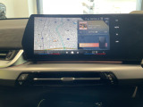 BMWのナビゲーションは操作性も良く、詳細な地図情報と交通状況を見やすく表示し、快適なドライビングをサポートしながら目的地までナビゲートします。